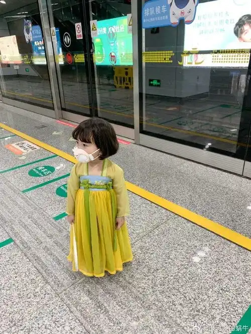 中国妈妈辟谣地铁小女孩是日本小孩别日本萌娃了,孩子是大中华儿女
