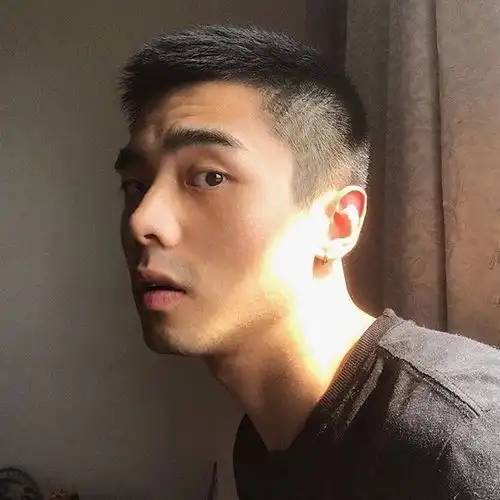 最新男头像因为喜欢,可迎万难
