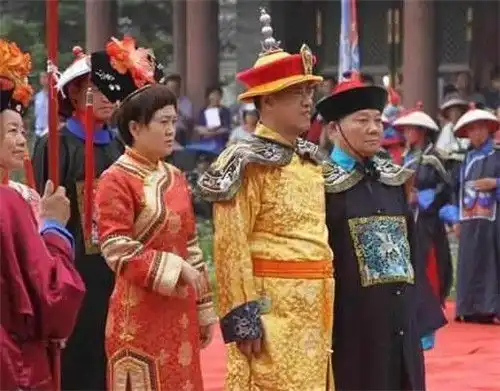 大清灭亡后,乾隆七世孙号召文武百官,穿着龙袍祭祖引争议
