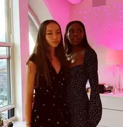 邓文迪女儿晒照告白父亲默多克,母女海边度假身材太火辣
