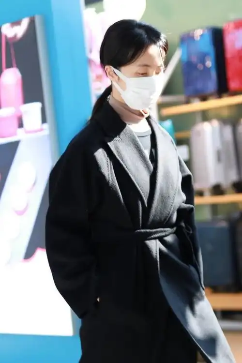 穿情侣大衣搭阔腿裤身材纤细,完全不像三孩子妈,真的太减龄
