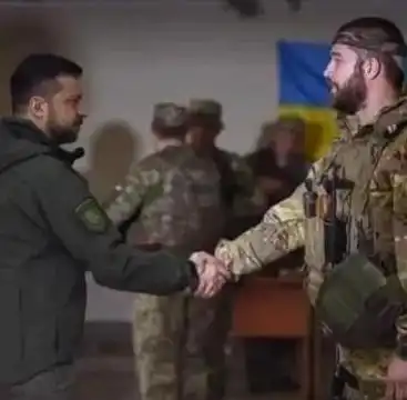 事态严重乌军士兵首次开着英国坦克,在俄罗斯领土进行军事行动
