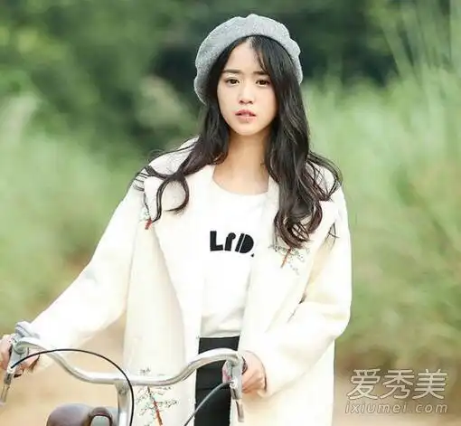 冬季慵懒长卷发图片简约时尚粉丝
