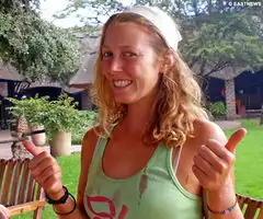 狮子也爱金发美女英女教师狮口惊险逃生
