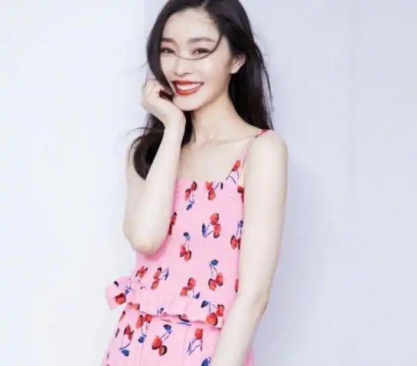 宋轶甜美优雅,不是很惊艳但是很耐看,一种干净优雅的成熟
