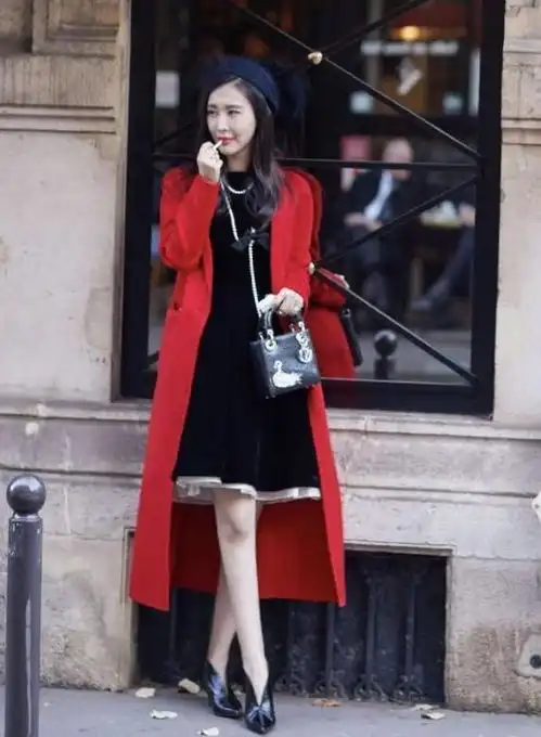 王石娇妻真是风情万种,穿粉纱裙秀丰满好身材,气质堪比大牌明星
