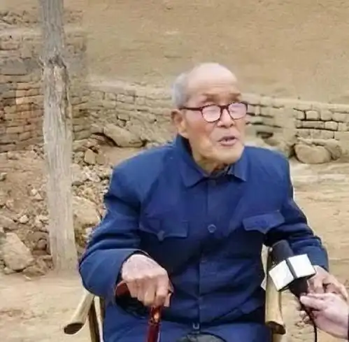 2005年,国军少将师长,仵德厚留下的一张照片,曾经入狱十年仵德厚军衔副师长将官少将黄樵松手机网易网
