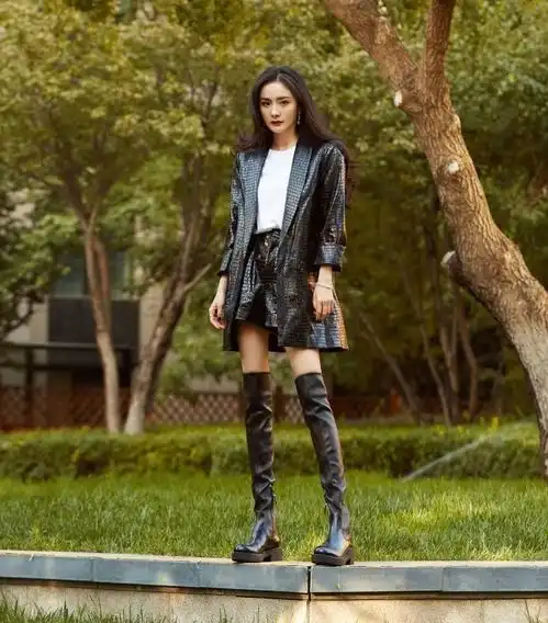 杨幂挑战港风人鱼裙,身材碾压tvb女星,难怪当初被他爱上
