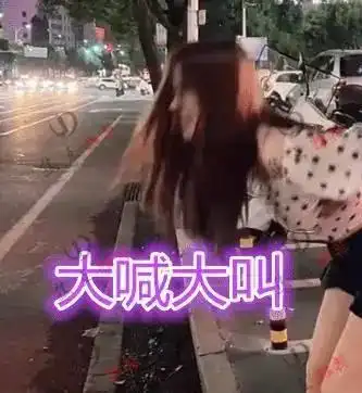 女孩深夜街头掩面痛哭,闺蜜打工存30万,被父母给弟弟买了房
