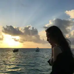 qq头像女生伤感孤独头像图片试着努力去喜欢你喜欢的东西
