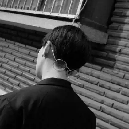 一瞬间情绪低落很过会过去,黑白头像男生伤感堕落背影图片
