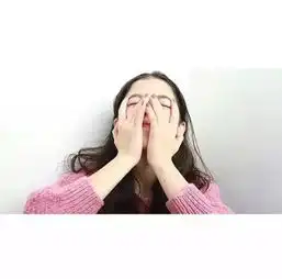 白边女生头像你的心事三三两两,停在我心上
