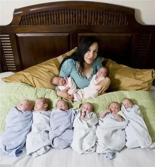 八胞胎妈妈庆祝八个孩子13岁生日,画风有点神奇
