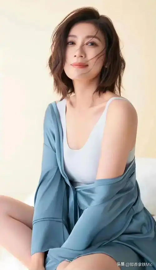 贾静雯
