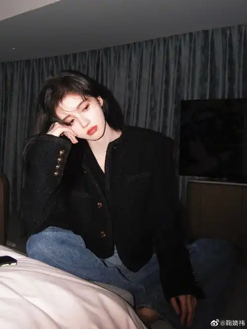 组图鞠婧祎胶片感写真大片释出红唇卷发氛围感拉满
