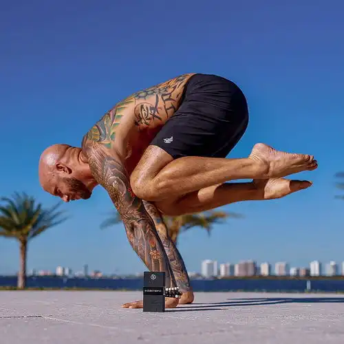 他从40岁开始健身练瑜伽,8碾过去,从油腻的中年男人变身硬汉
