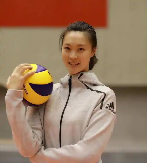 前中国女排队长惠若琪为公益运动站台,在线教授美背塑形训练
