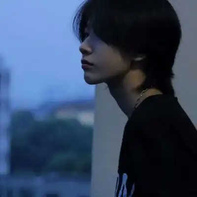 林鲸落风格真人男生气质头像丧.
