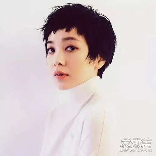 当你在雪莉机场的街道上拍摄整齐的刘海时,哪个刘海更适合你的脸型
