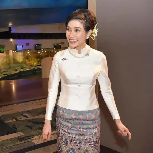 苏提达一身灰绿色裤装真土气非得照着诗妮娜穿,贵妃名媛范十足
