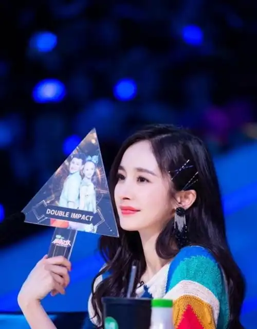 杨幂近期最美的一套私服造型,美过泫雅和baby,成彩虹女王
