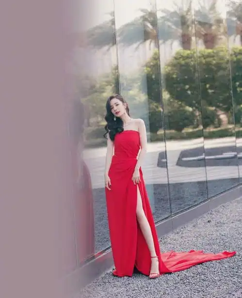 杨幂真是个时髦精,闪钻连衣裙优雅精致,长卷发造型风情万种
