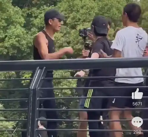 周润发吓坏了海街头跑步,大批主播围着拍摄直播,场面异常混乱
