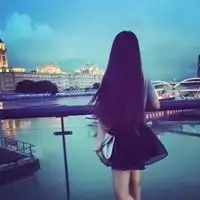 qq头像女生海边背影长发披肩
