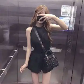 2021年最新款女生半身部位头像
