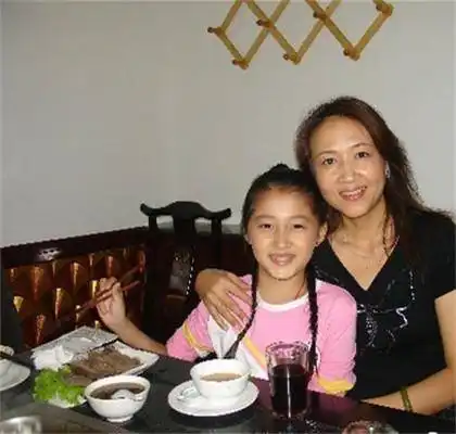 有种基因叫关晓彤,妈妈正面照曝光,网友母女颜值简直复制粘贴
