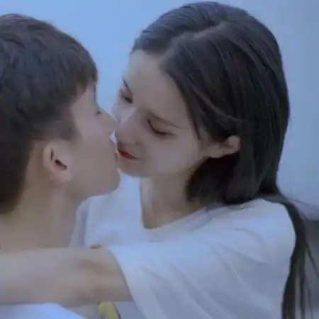 qq浪漫情侣头像一对眼睛表达情绪的唯一方式
