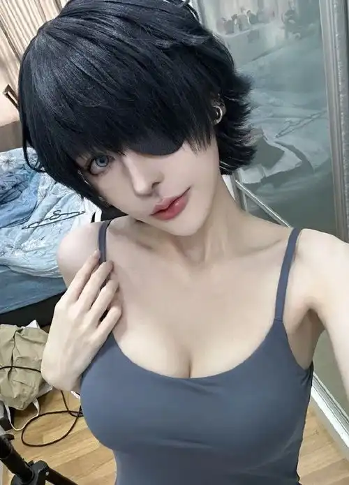 国外美女cos电锯人姬野弥漫颓丧气息的魅力前辈
