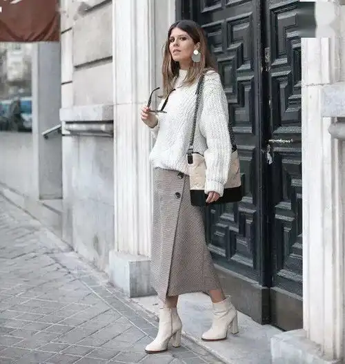 初秋已至,毛衣半身裙更合拍,温柔又减龄,这样穿也太美了
