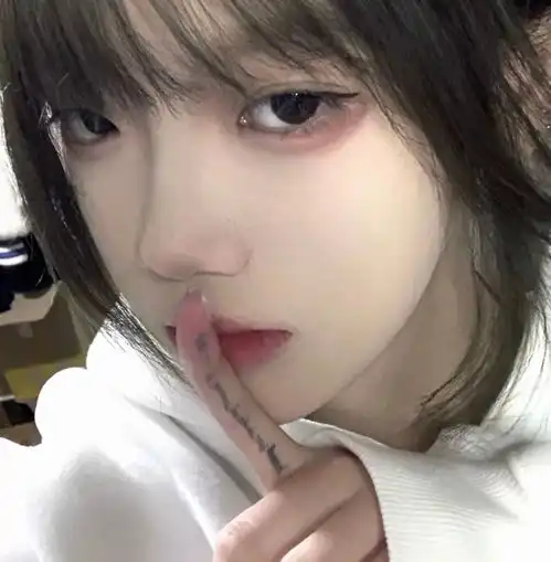 ins甜丧冷淡风女生头像15
