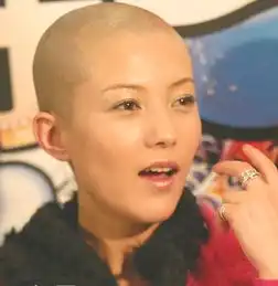 另类美女娱乐圈被看好
