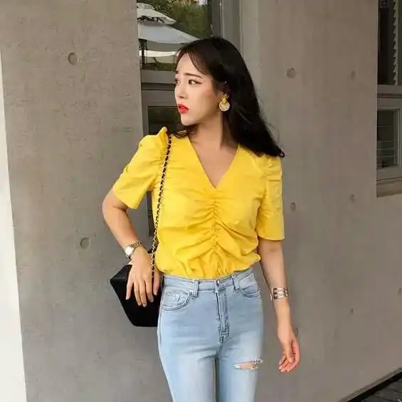 紧身牛仔裤美女,展现出修长的腿部,散发着女人迷人的气息
