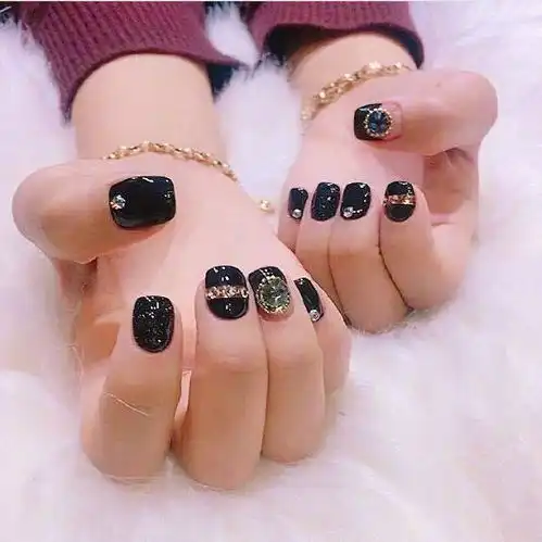 暗色系美甲高级又显白,怪不得这么流行
