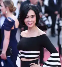 紫霞仙子朱茵亮相戛纳红毯,上围虽在,风采却不再
