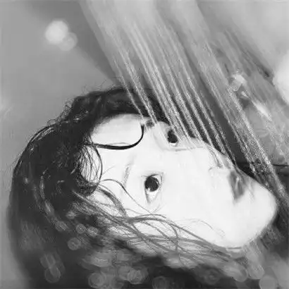悲伤高冷头像女生黑白,没有能力改变眼前这一切
