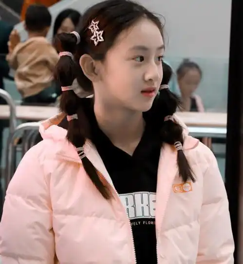 田亮傲娇晒12岁女儿骑马照,森碟变小骑士又美又飒,长腿太优越
