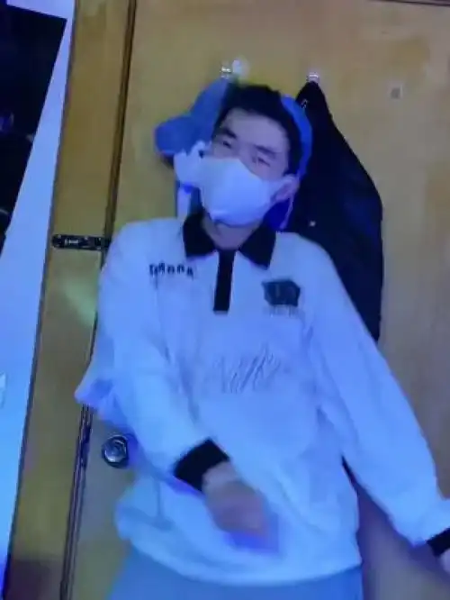 猛男舞谁说我像后面那只狗扭一扭可狼可奶
