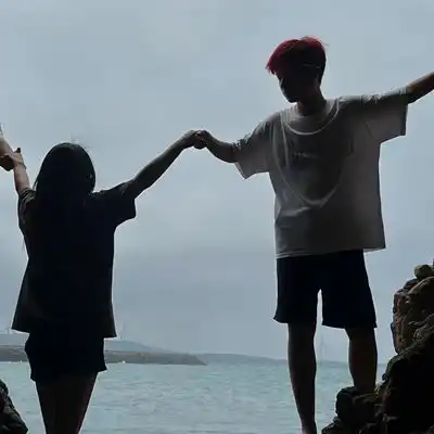 2023最新浪漫温暖真人情侣头像
