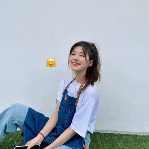 元气少女赵露思晒穿搭,围兜式背带裤太抢眼,清新自然有个性
