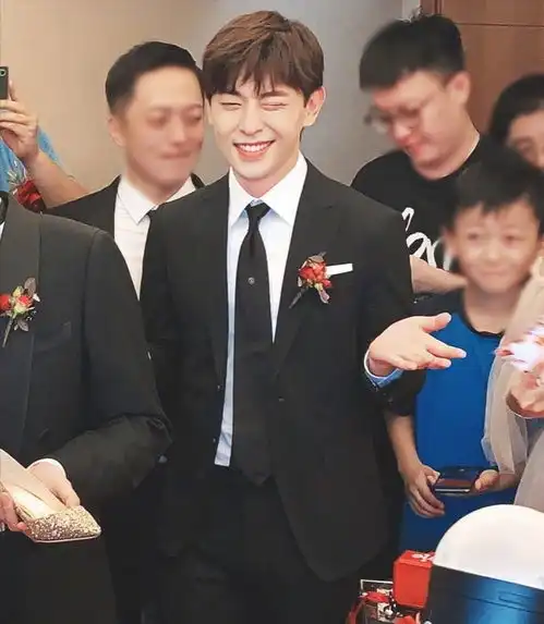 邓伦又当伴郎当大明星朋友的新郎也不简单
