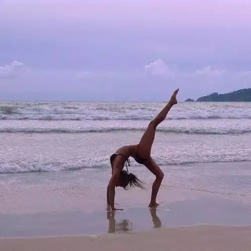 93年美女高楼边缘练瑜伽,美
