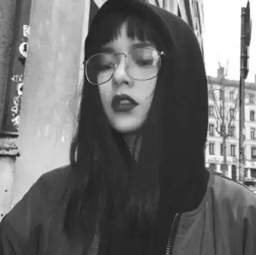 网易云最戳心的热评她那么可爱,想想听不到她声音了就想哭
