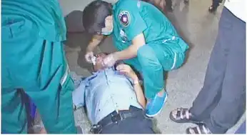 三男两女郑州一餐厅内起冲突一民警鼻骨被打折
