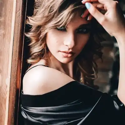 最新欧美成熟超好看的性感美女微信头像图片
