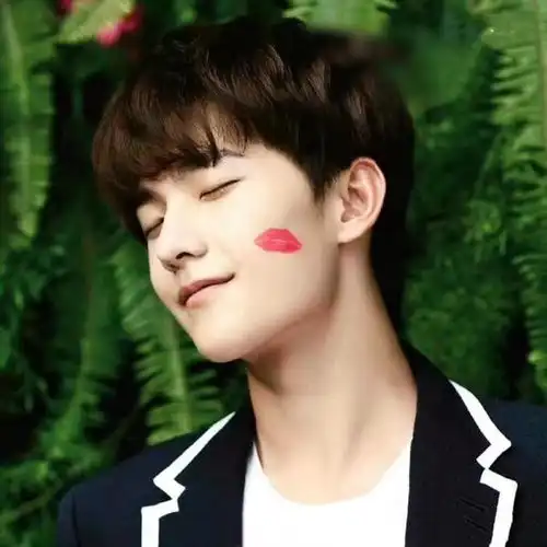 韩国街头小广告盗用杨洋头像,内容不雅,工作室发声明回应
