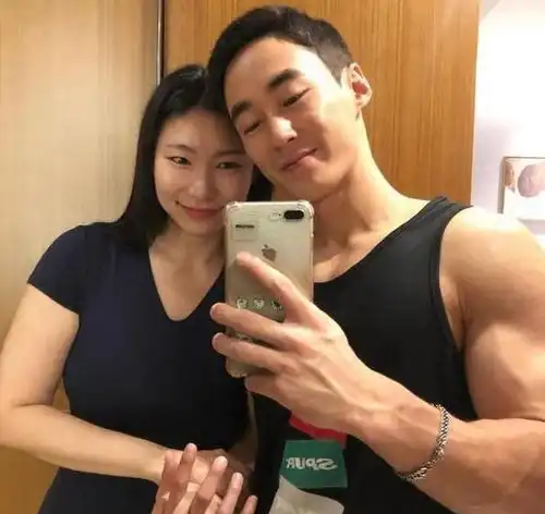50岁阿姨被20岁小鲜肉倒追,五官精致,网友少女感十足
